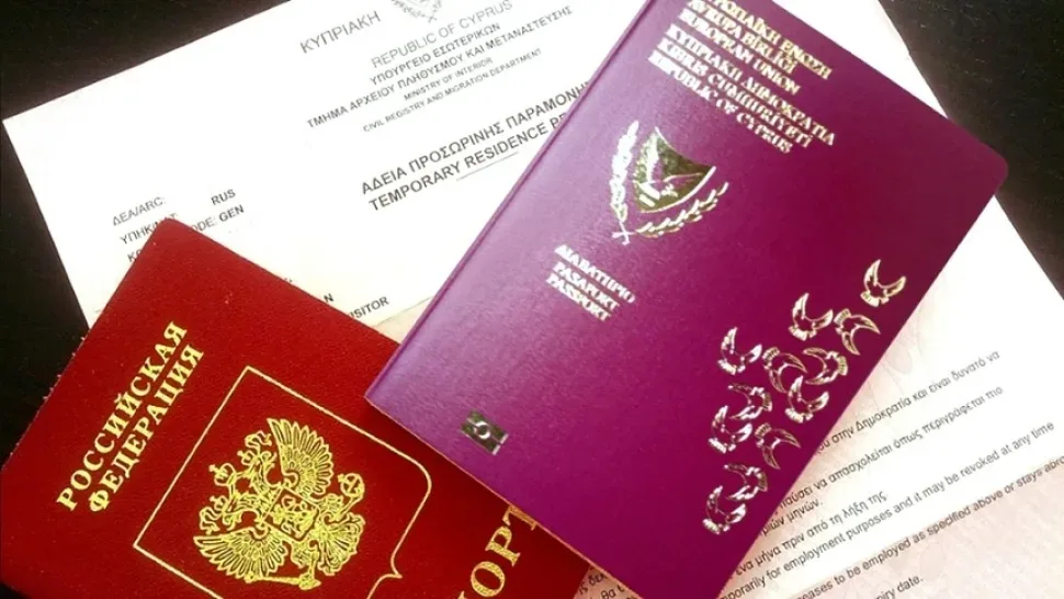 Кипрский и российский паспорта на документе о гражданстве и инвестициях Кипрский и российский паспорта на документе о гражданстве и инвестициях