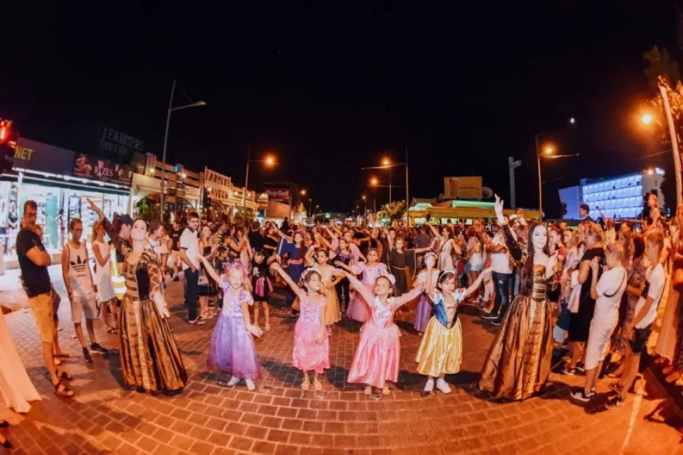 Дети в сказочных костюмах и зрители на открытии фестиваля