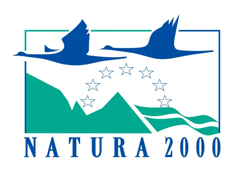 Логотип сети Natura 2000 с силуэтами птиц, горами и морем
