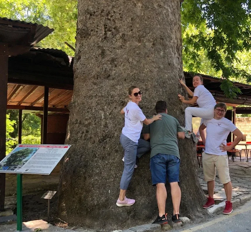 Участники в костюмах и с корзинами в деревне Силику