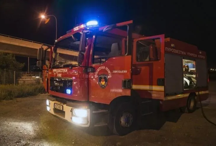Пожарный автомобиль у здания окружного суда Никосии ночью Пожарный автомобиль у здания окружного суда Никосии ночью