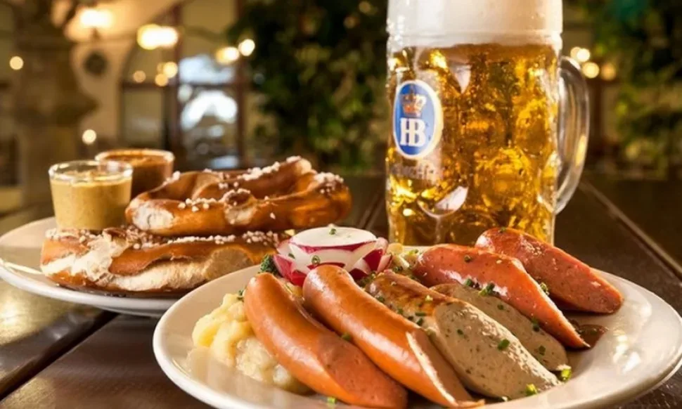 Тарелка с немецкими колбасками и кружка пива в Moondog's Bar & Grill