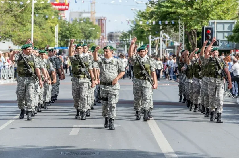 Марш солдат в военном параде в Никосии