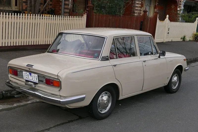 Рестайлинговая версия Toyota Corona 1969 года, вид три четверти спереди