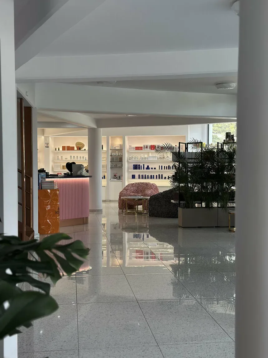 Просторный интерьер салона Beverly Hills с ресепшеном и витриной косметики