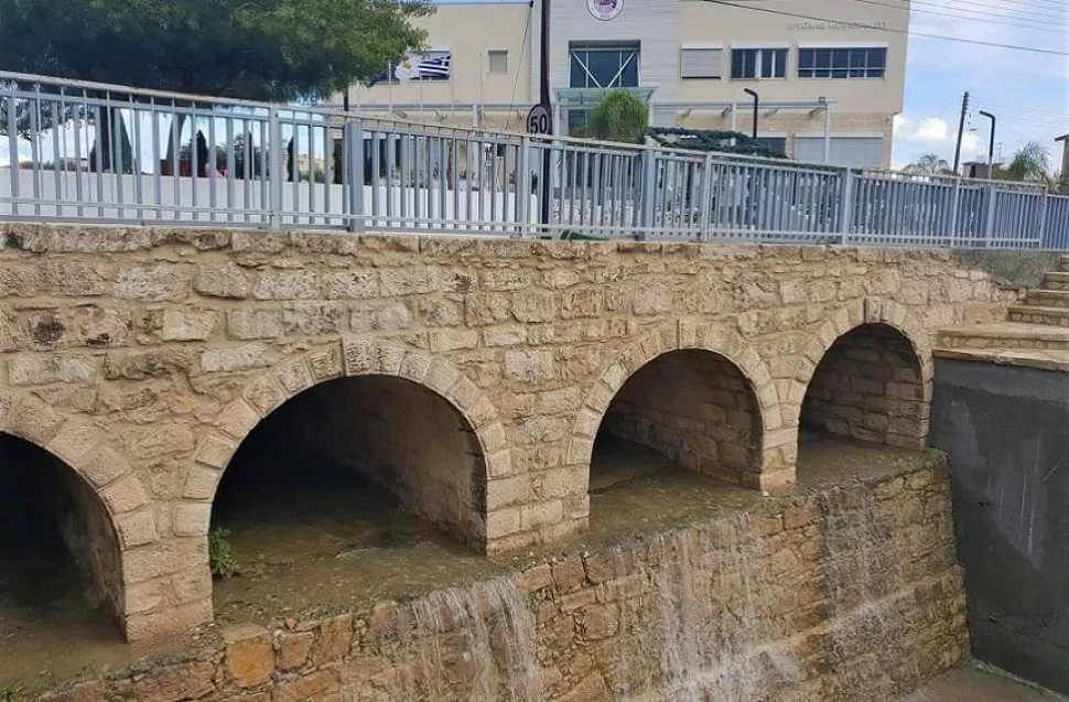 Вода, протекающая через арки каменного моста в Ипсонас Вода, протекающая через арки каменного моста в Ипсонас