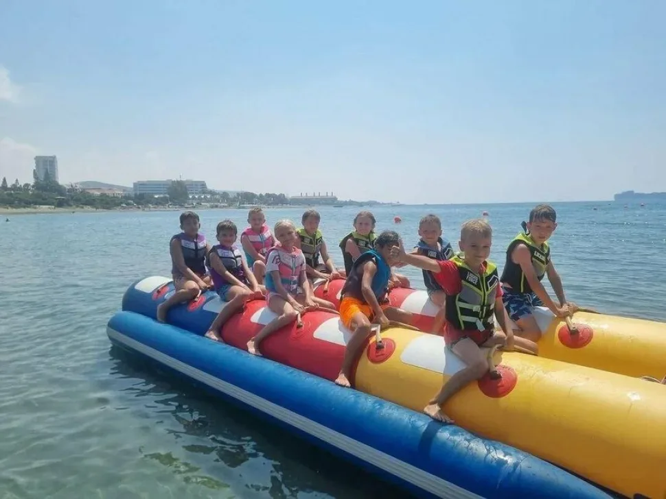 Группа детей на надувной водной горке в Atlant Sport Camp