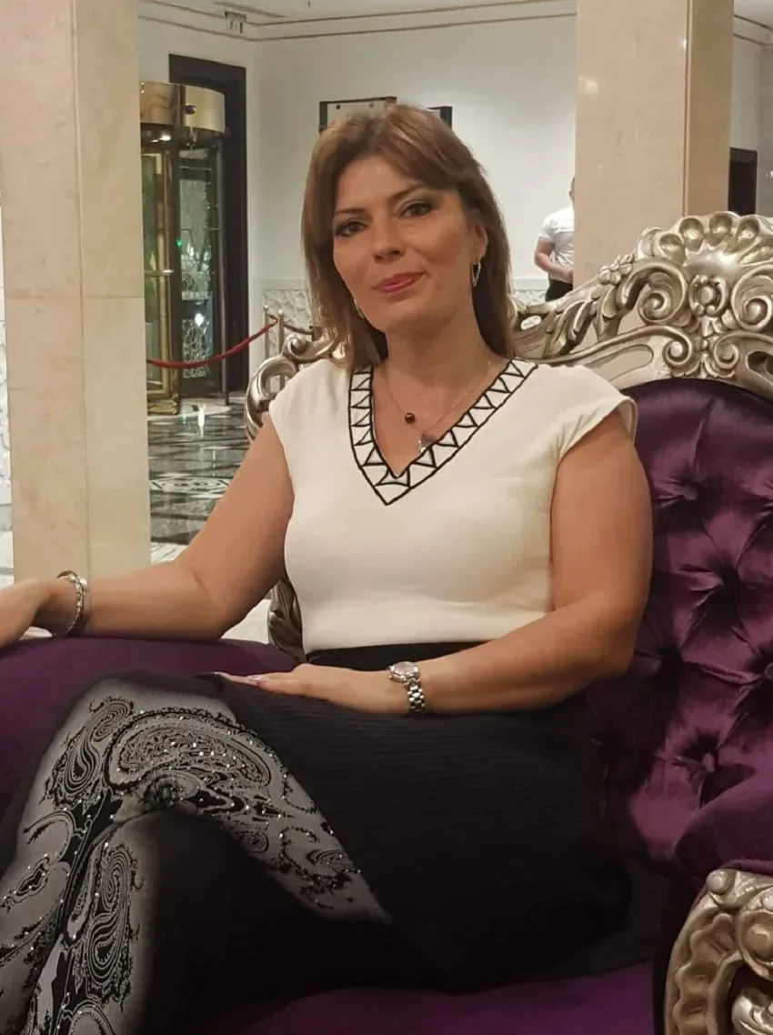 Светлана Зайцева отдыхает в кресле в пафосном холле гостиницы Светлана Зайцева отдыхает в кресле в пафосном холле гостиницы