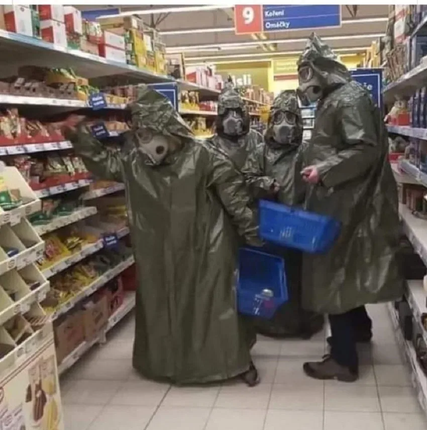 Покупатели в супермаркете в спецодежде и противогазах с корзинами