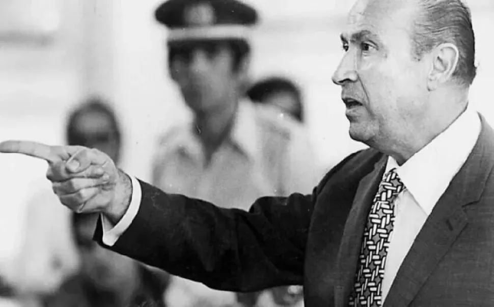 Димитриос Иоаннидис глава греческого правительства 1973—1974 в жесте указания