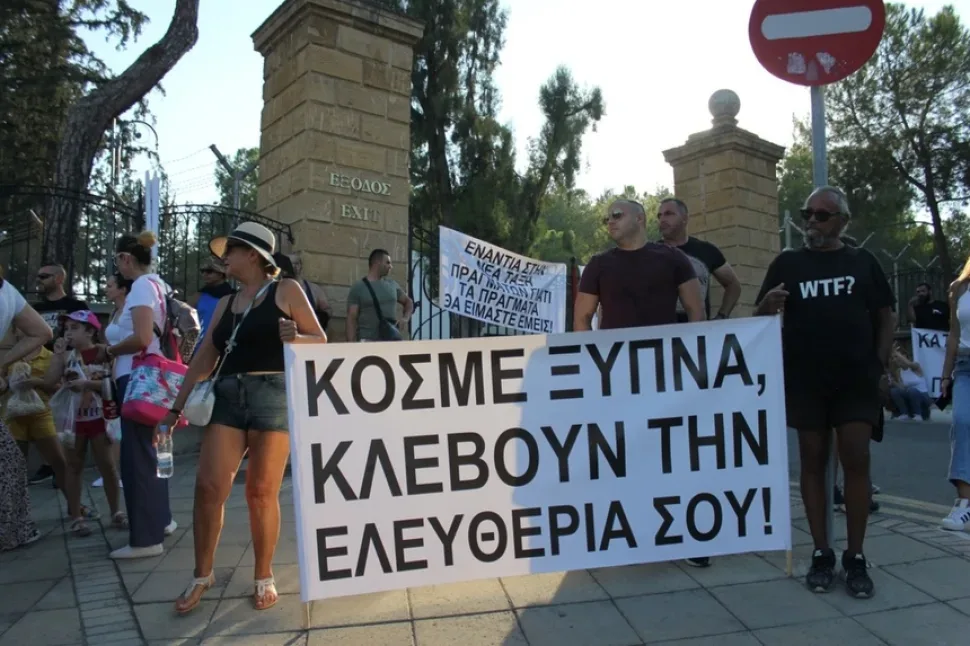 Закрытые ворота Президентского дворца с двумя крупными греческими баннерами протеста