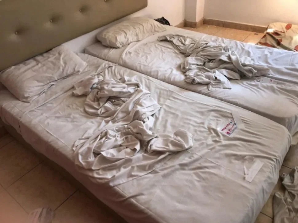 Беспорядок на кроватях в номере кипрского отеля с растрёпанным бельём