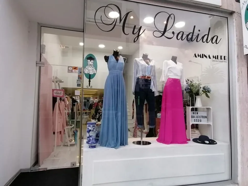 Витрина магазина My Ladida с вечерними отражениями
