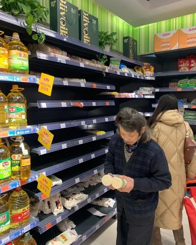 Покупатель у почти пустых супермаркетных полок во время дефицита продуктов