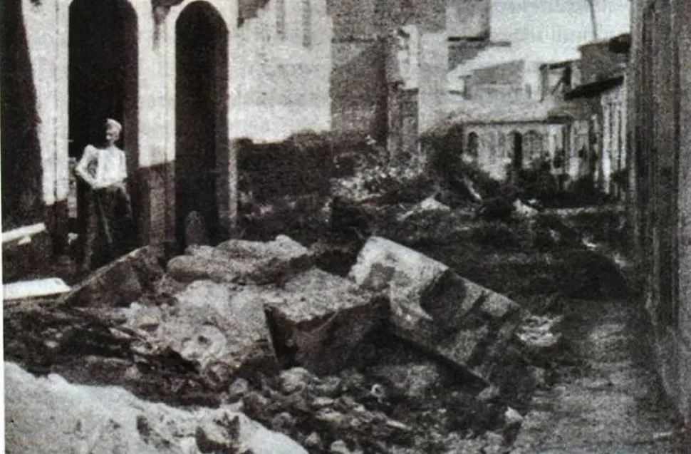 Черно‑белое фото улицы после наводнения 1894 года с завалами