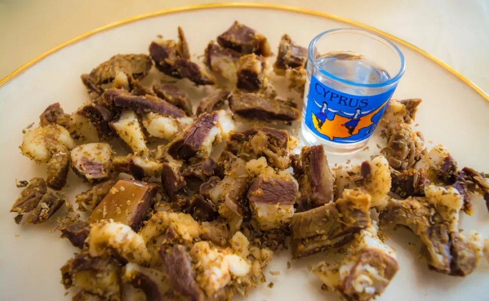 Нарезанная цамарелла рядом с пряными крошками и тарелкой