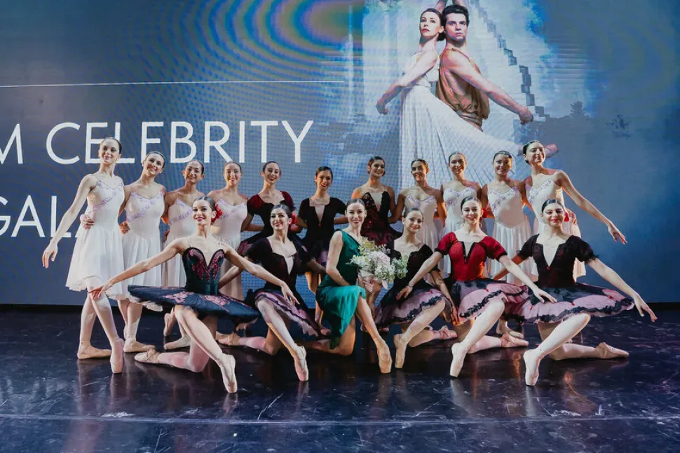 Балетная труппа в завершении представления на сцене Gala