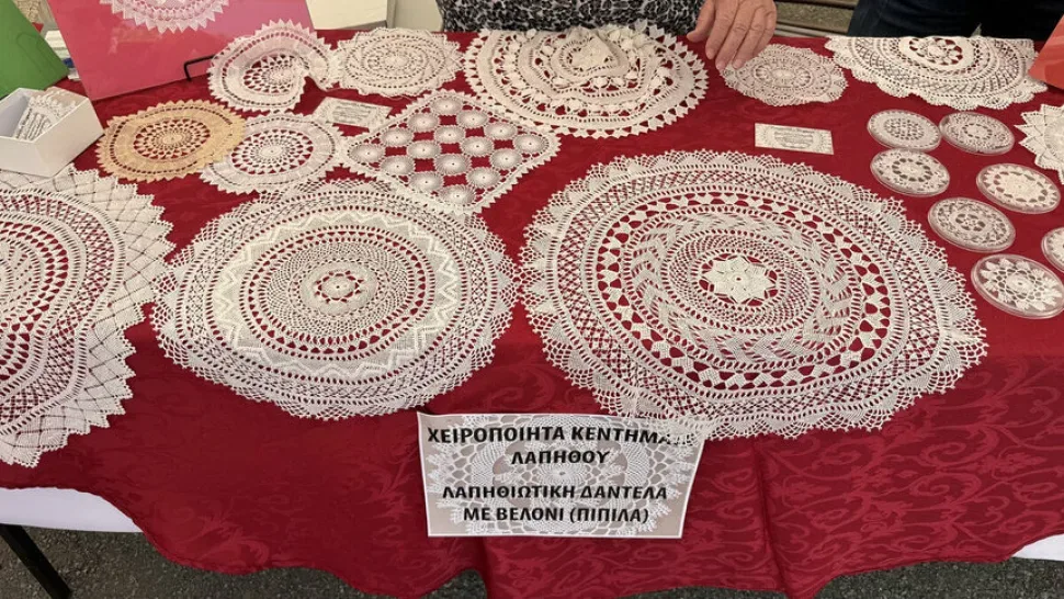 Лавандовые саше и вязаные сиреневые сувениры на столе