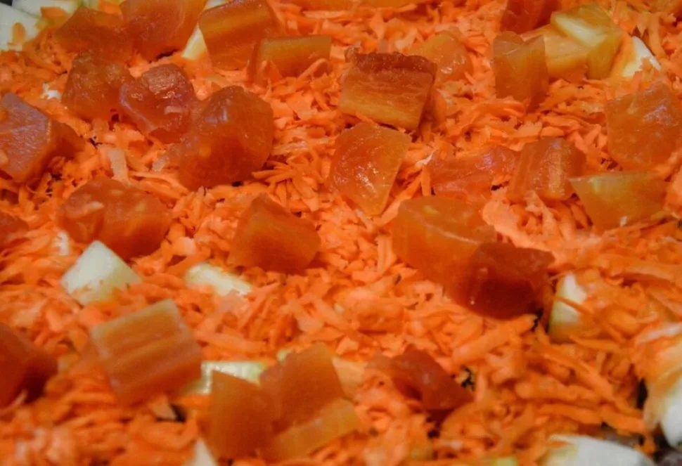 Открытая банка консервированной папайи с кусочками в сиропе