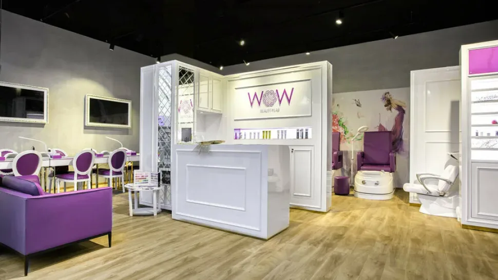 Салон Wow Beauty Lab — зона обслуживания с креслами для маникюра и лаунжем Салон Wow Beauty Lab — зона обслуживания с креслами для маникюра и лаунжем