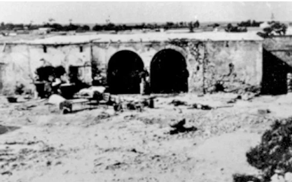 Чёрно-белая фотография сарая в Лиопетри где произошёл бой 2 сентября 1958 года Чёрно-белая фотография сарая в Лиопетри где произошёл бой 2 сентября 1958 года
