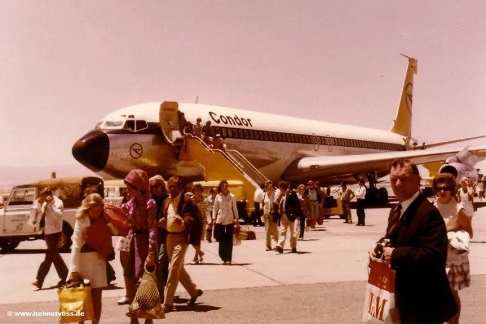 Пассажиры у самолёта Condor на взлётно‑посадочной полосе аэропорта Никосии 1973