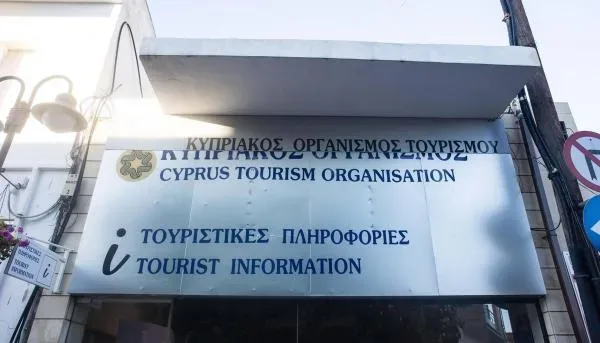 Газетная стойка с табличкой This is not a library и людьми рядом