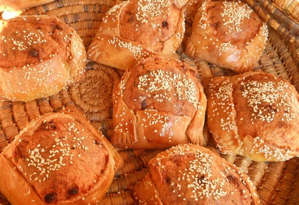 Три флаунес на тарелке рядом с пасхальными крашеными яйцами Три флаунес на тарелке рядом с пасхальными крашеными яйцами