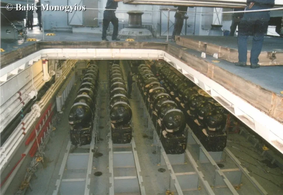 Грузовой отсек с рядами мин или крупногабаритных боеприпасов внутри трюма