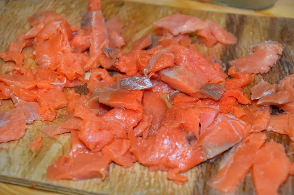 Чаша с зеленью и апельсиновыми дольками, готовая для семги Чаша с зеленью и апельсиновыми дольками, готовая для семги