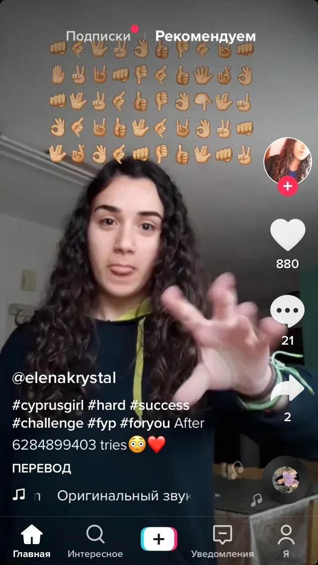 Скриншот дуэта @pheidias_panayiotou два человека в кадре с кухонным антуражем