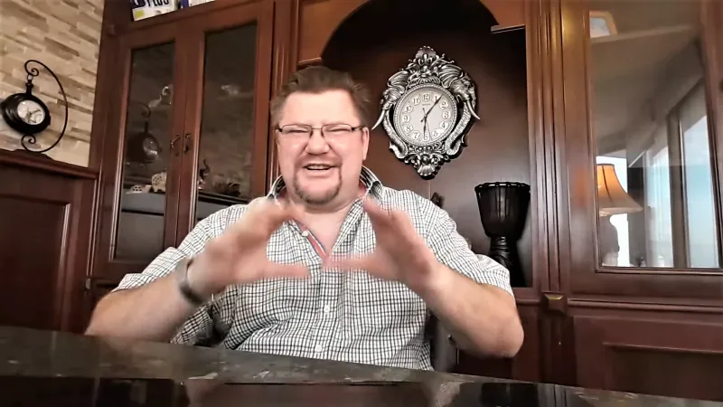Один из «учителей жизни» спасает русских от злого путена, объясняя, зачем им нужно ехать в непризнанную страну на задворках Турции Портрет автора заметки, жестикулирующий в домашнем кабинете