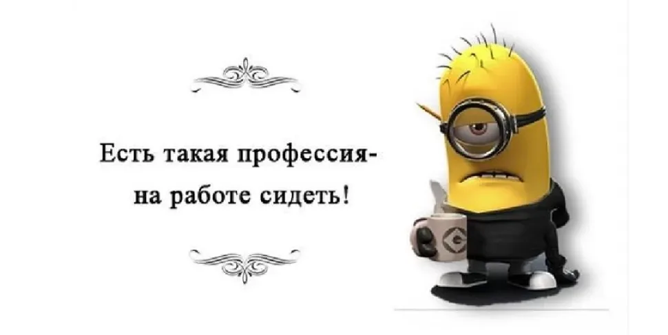 Два мужчины с интересом рассматривают и пробуют корм для животных Два мужчины с интересом рассматривают и пробуют корм для животных