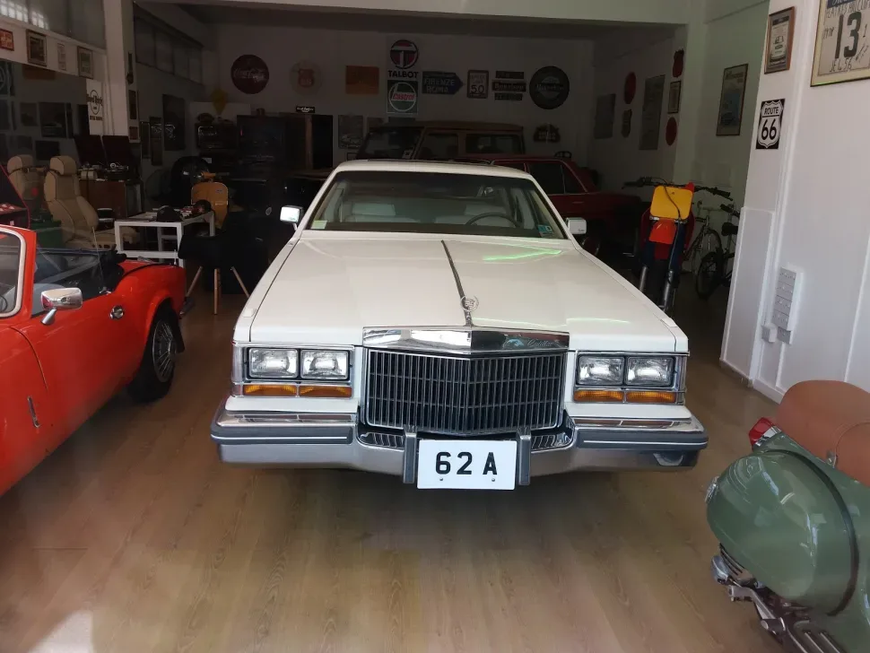 Классический белый седан Cadillac в закрытом антикварном автосалоне