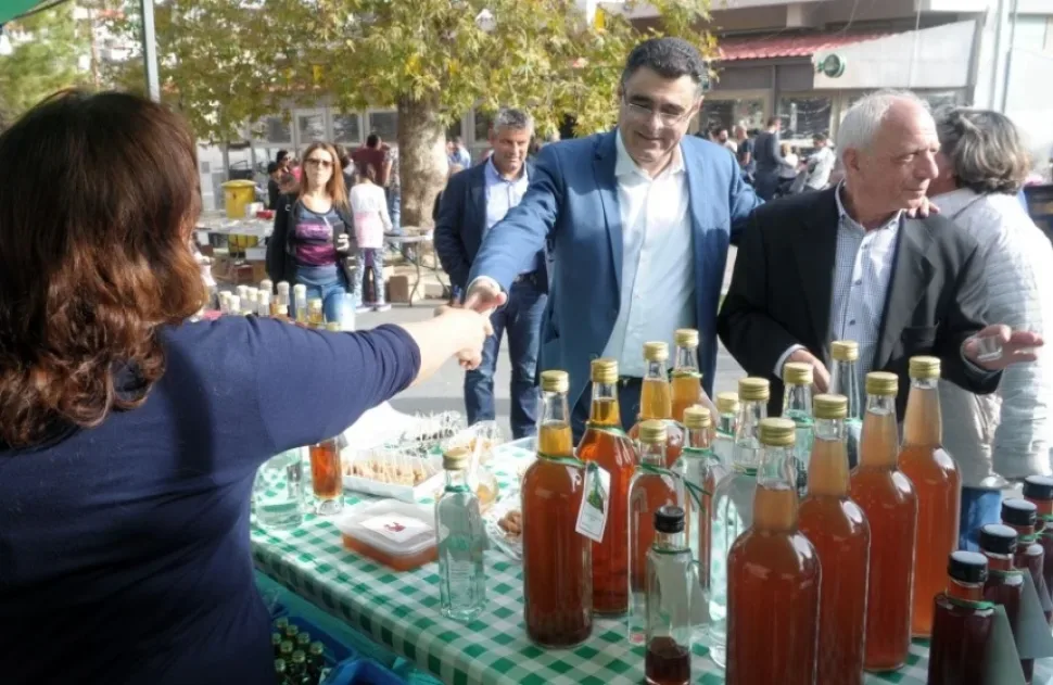 Торговая палатка на фестивале Зивании с бутылками и дегустацией в деревне