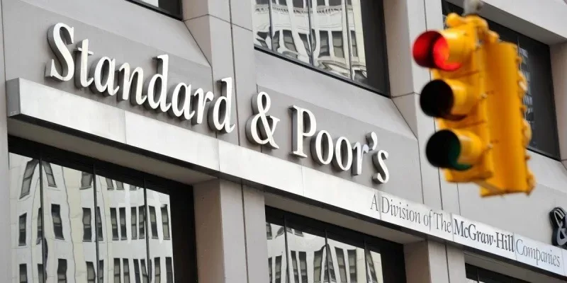 Вывеска агентства Standard & Poor's на здании рядом со светофором