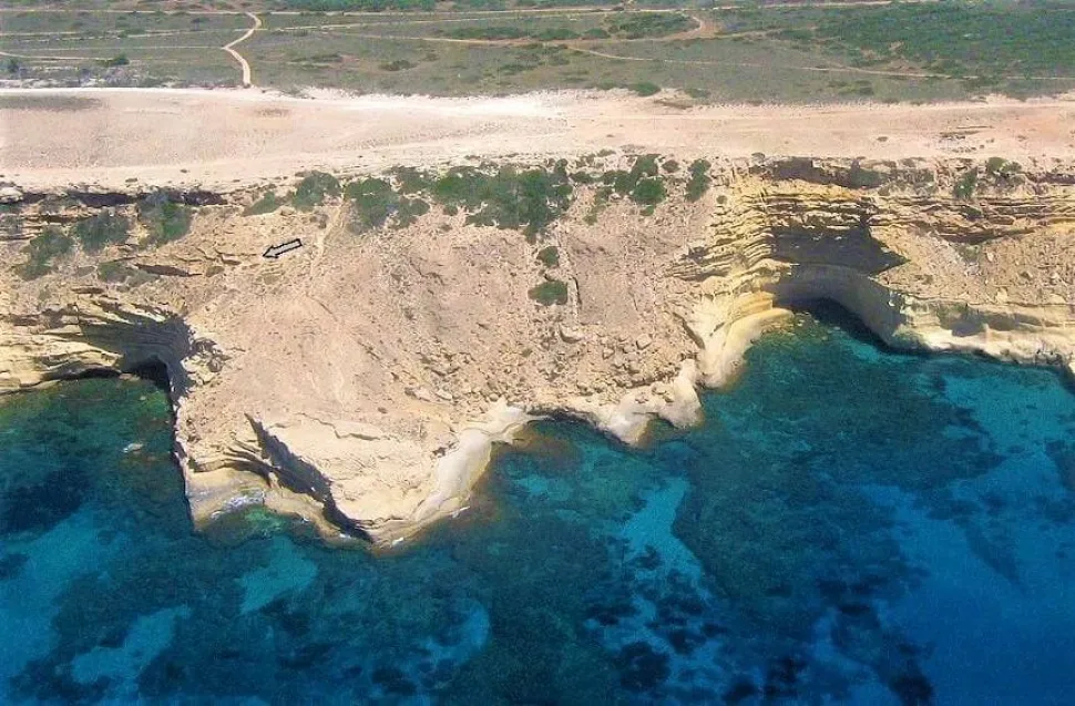 Прибрежные скалы Акротири с видом на море и береговую линию Аэтокреммос