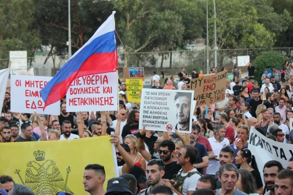 Большой баннер с графикой детей и надписью по-гречески о противостоянии «террору