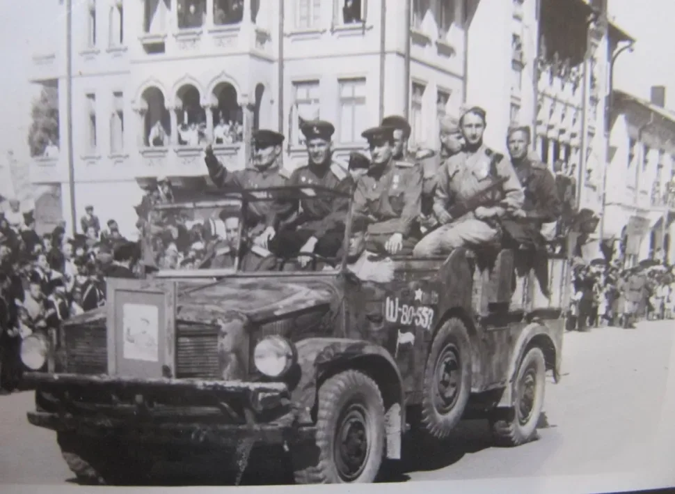 Советские солдаты и ликующий народ на улицах Москвы в 1945 Советские солдаты и ликующий народ на улицах Москвы в 1945