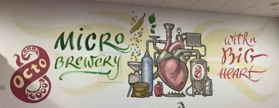 Стены с граффити и логотипом Octo Microbrewery в интерьере пивоварни