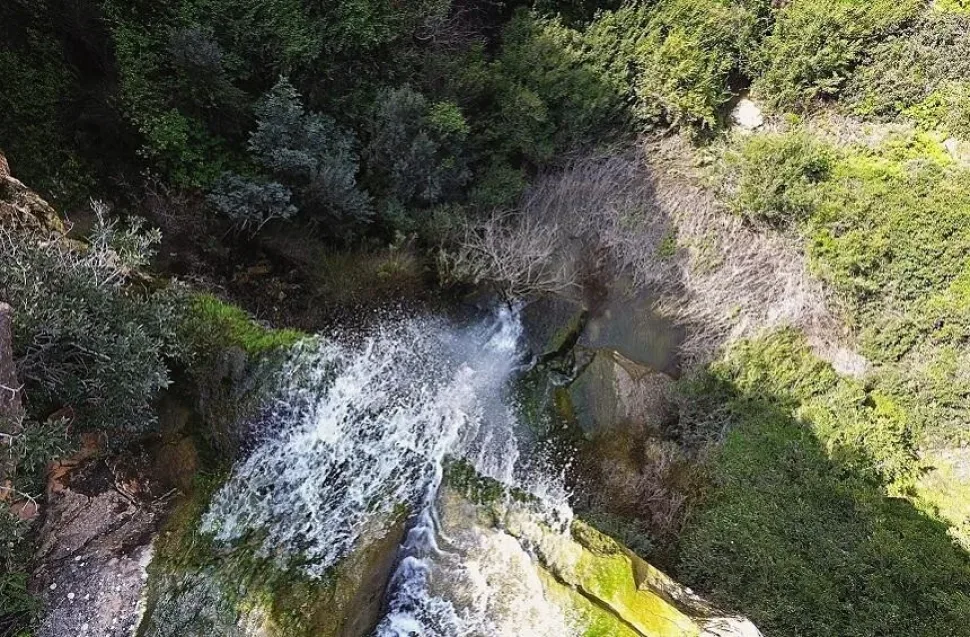 Водопад с высоты около 25 метров у скальной кромки Водопад с высоты около 25 метров у скальной кромки