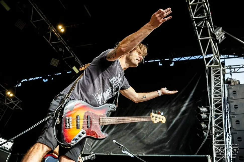 Басист Truckfighters в прыжке на сцене во время концерта