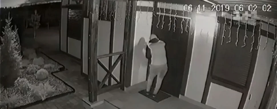 Запись с камеры видеонаблюдения: человек у входной двери дома ночью