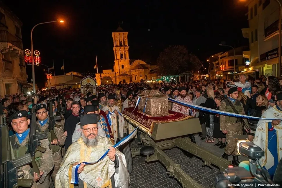 Ночной крестный ход с гробницей и многочисленной процессией у собора