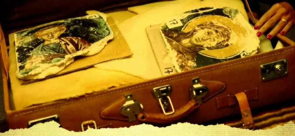 Обложка книги The Icon Hunter с изображением икон и прибрежного города Обложка книги The Icon Hunter с изображением икон и прибрежного города
