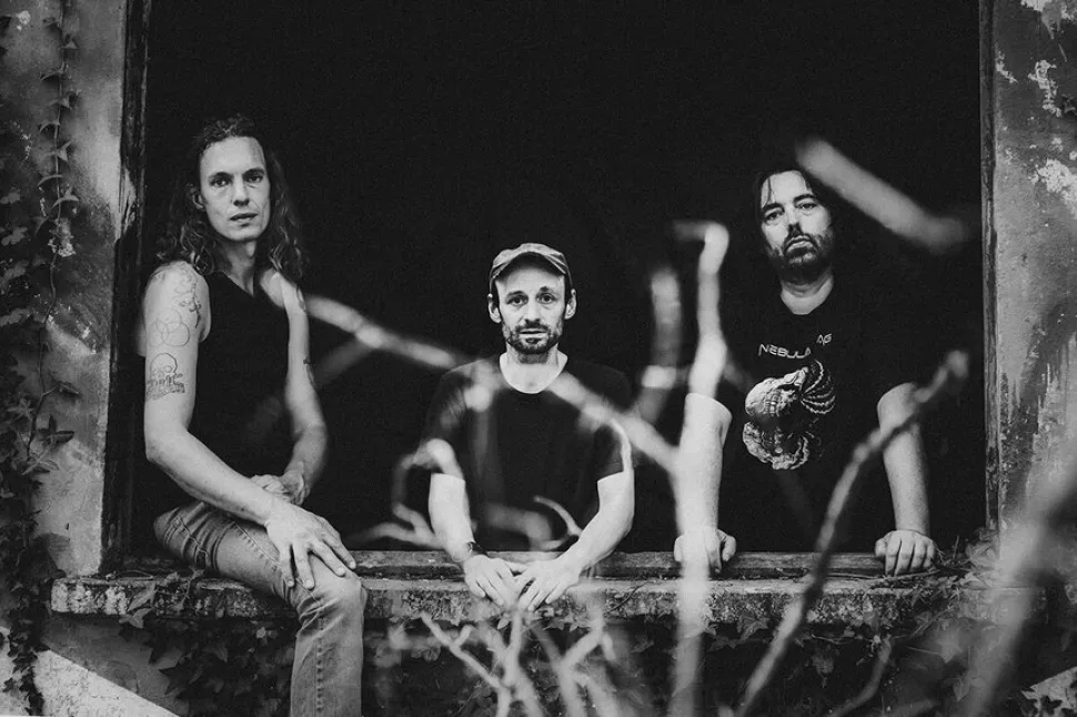 Чёрно-белый портрет Mars Red Sky в оконном проёме заброшенного здания