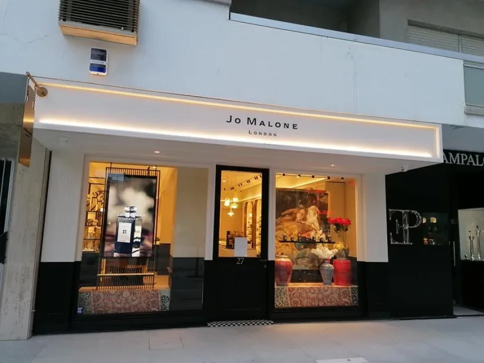 Уютная торговая улица с брендом Jo Malone на фасаде