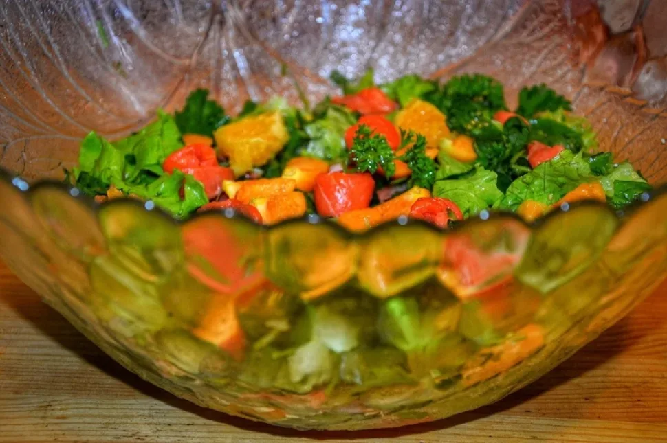 Готовый салат с семгой, физалисом и апельсиновыми кусочками Готовый салат с семгой, физалисом и апельсиновыми кусочками