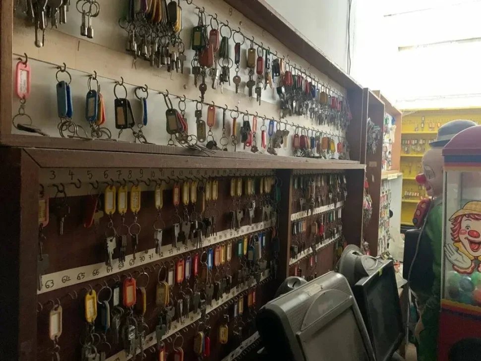 Старинные пинболы и запчасти в беспорядке на полу склада