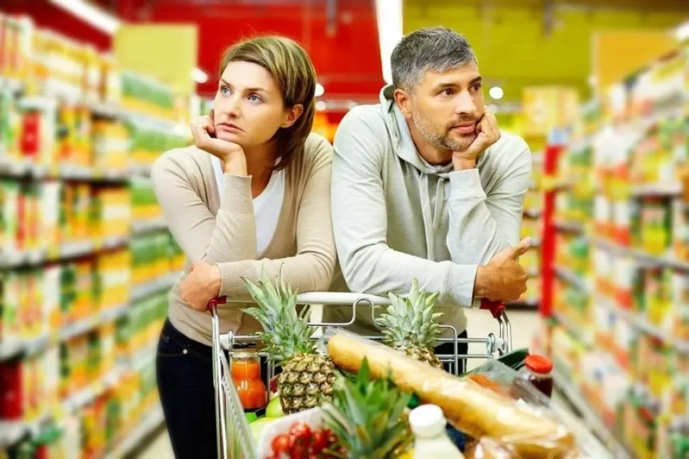 Пара у тележки в супермаркете с продуктами на карантине